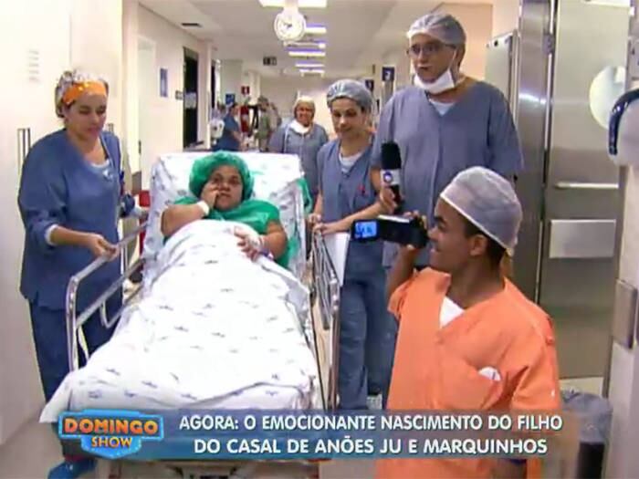 
O casal comemorou bastante a chegada do tão sonhado filho





— Quando ficamos sozinhos, nós dissemos um para o outro que
Deus tinha nos abençoado com um filho e até lembramos da médica que tinha dito que ela nunca poderia engravidar. Mas, sem problemas, agora está tudo perfeito e que Deus abençoe a vida dessa médica, como nos abençoou



+ Aproveite e confira as matérias do programa Domingo Show

+ Já curtiu a página do Domingo Show no Facebook? É só clicar!

+ Siga o Domingo Show no Twitter e receba todas as notícias do programa
