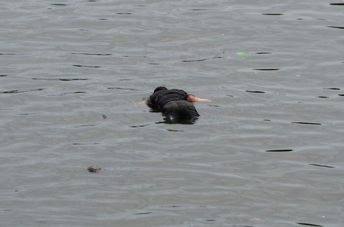 Corpo foi encontrado boiando na manhã desta terça-feira
