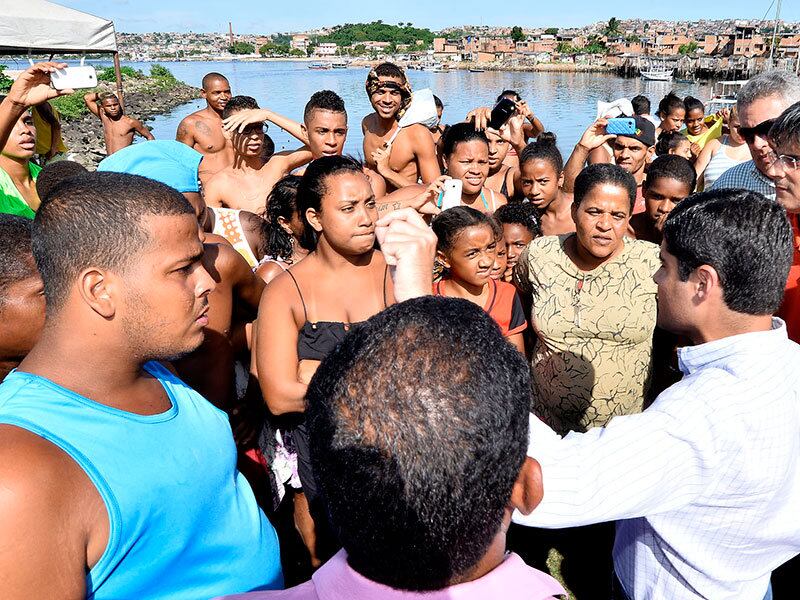 ACM Neto esteve na comunidade para visitar as famílias que perderam tudo por conta de um incêndio