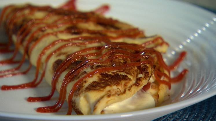 Omelete Doce com Ricota e Goiabada

Ingredientes:
3 ovos

1/2 colher (sopa) de farinha de trigo

1/2 de açúcar


Recheio

50g de goiabada

50g de ricota

Modo de preparo:


Em
uma tigela, bata os ovos, junte a farinha de trigo e o açúcar;
Leve a uma
frigideira untada e vire quando estiver douradinha;
Coloque o recheio e dobre
ao meio.