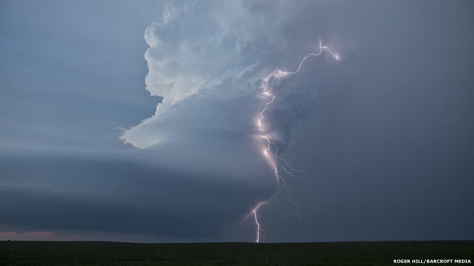 O caçador de tempestades Roger
Hill e sua mulher, Caryn, percorreram milhares de quilômetros nos
Estados Unidos em busca de fenômenos climáticos extremos, como tornados e
tempestades gigantes