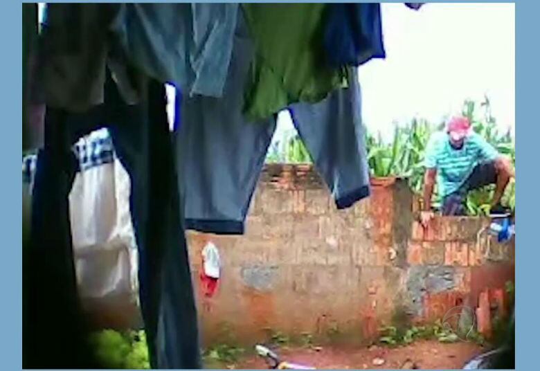 As imagens do flagrante foram gravadas com uma webcam. A
família estava desconfiada de que tinha gente entrando na residência, então eles
decidiram filmar o local. Assista ao vídeo!
+ Quer ver tudo o que rolou no Cidade Alerta? Veja a íntegra no R7 Play