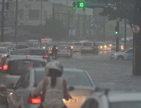 Em Camaragibe, na Região Metropolitana do Recife, a quantidade de chuva já ultrapassou os 87 milímetros