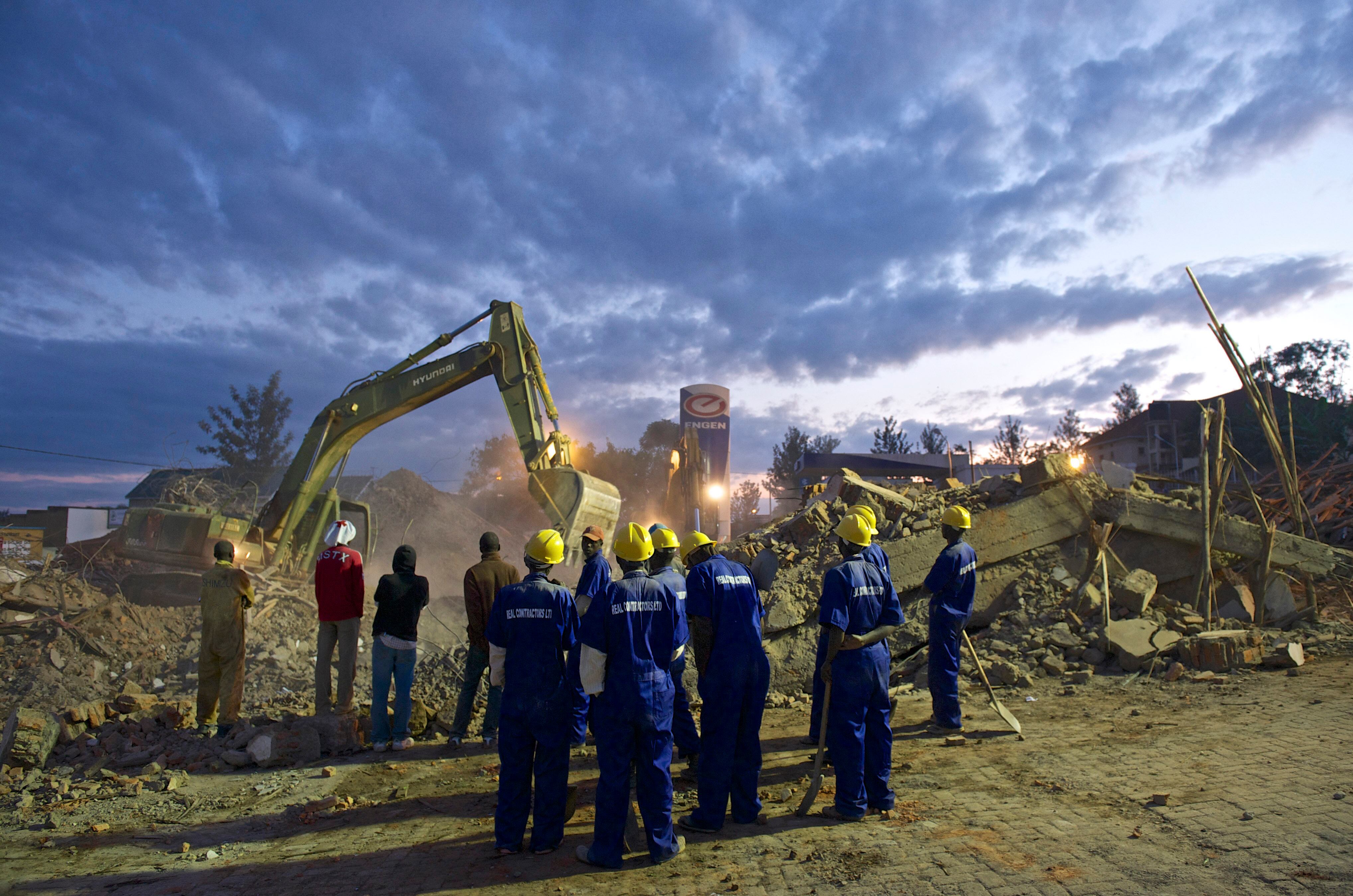 36 pessoas foram resgatadas dos escombros, anunciou a polícia local