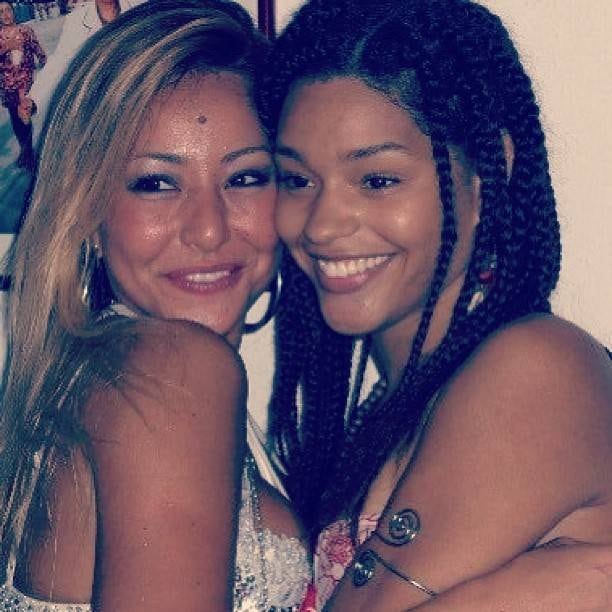 Juliana Alves, que também começou na carreira artística por causa do BBB, assim como Sabrina, deixou sua mensagem para a amiga.

— Amizade de 2000, fortalecida em 2003... O tempo não leva e a distância não separa. Tenho muito orgulho de você! Parabéns! Que esta nova fase te traga
muitas alegrias e mais sucesso! Saúde, paz, amor, proteção, harmonia e
muita luz sempre!