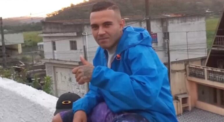 Os investigadores já sabem que duas pessoas estão envolvidas
na morte de Jhonatan [foto]. A mãe da moça acusada de ser pivô do assassinato pede por Justiça: "Ele não merecia. Quero que descubram quem fez isso e deixar
bem claro que minha filha não tem nada a ver", disse.



O Cidade Alerta vai ao ar de segunda a sexta, a partir das
16h50, e aos sábados, 17h, na tela da Record TV. 