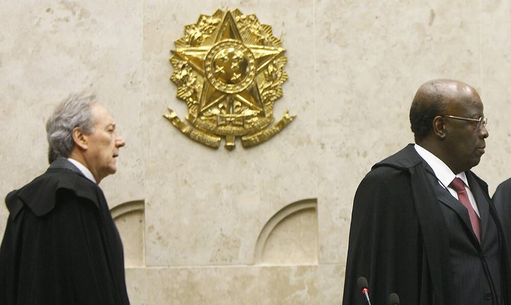 Ministro Joaquim Barbosa durante sua última sessão, que foi extraordinária, no STF; ministro se despede hoje do Supremo