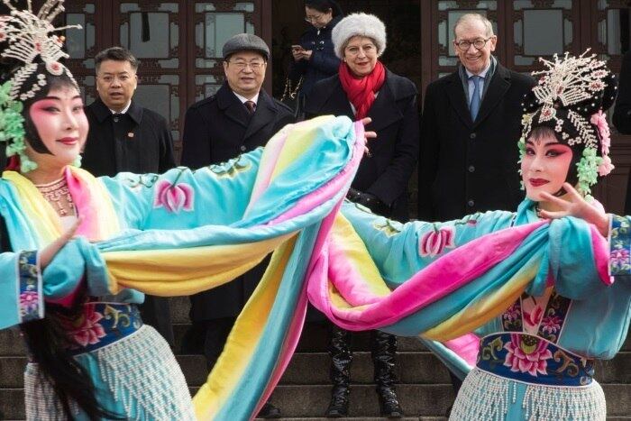A primeira-ministra britânica, Theresa May, chegou à China para uma visita oficial de três dias. Ela e o marido, Philip, foram recepcionados com apresentações culturais na Torre Grou Amarelo, em Wuhan. Na agenda oficial, estão um acordo na área da educação que inclui o intercâmbio de professores de matemática e uma campanha para promover o ensino de inglês na China. O comércio entre os dois países também está entre os assuntos da visita. May declarou que o protecionismo chinês e as questões de propriedade intelectual devem ser o foco da discussão.