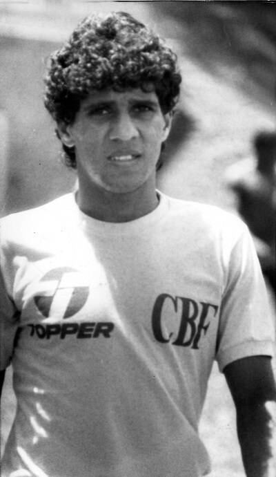 Ainda tinha outra meio-campo bem criativo. Silas, que brilhou no São Paulo e futebol argentino, estava no grupo