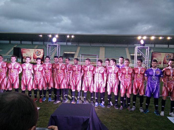 Os novos uniformes causaram certo alvoroço nas redes sociais do Daportivo Palencia. Alguns usuários afirmaram até que se negariam a jogar