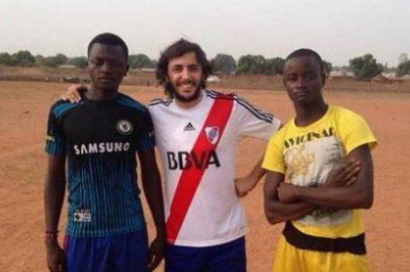 Santiago Menendez (no centro), durante sua passagem pela Nigéria