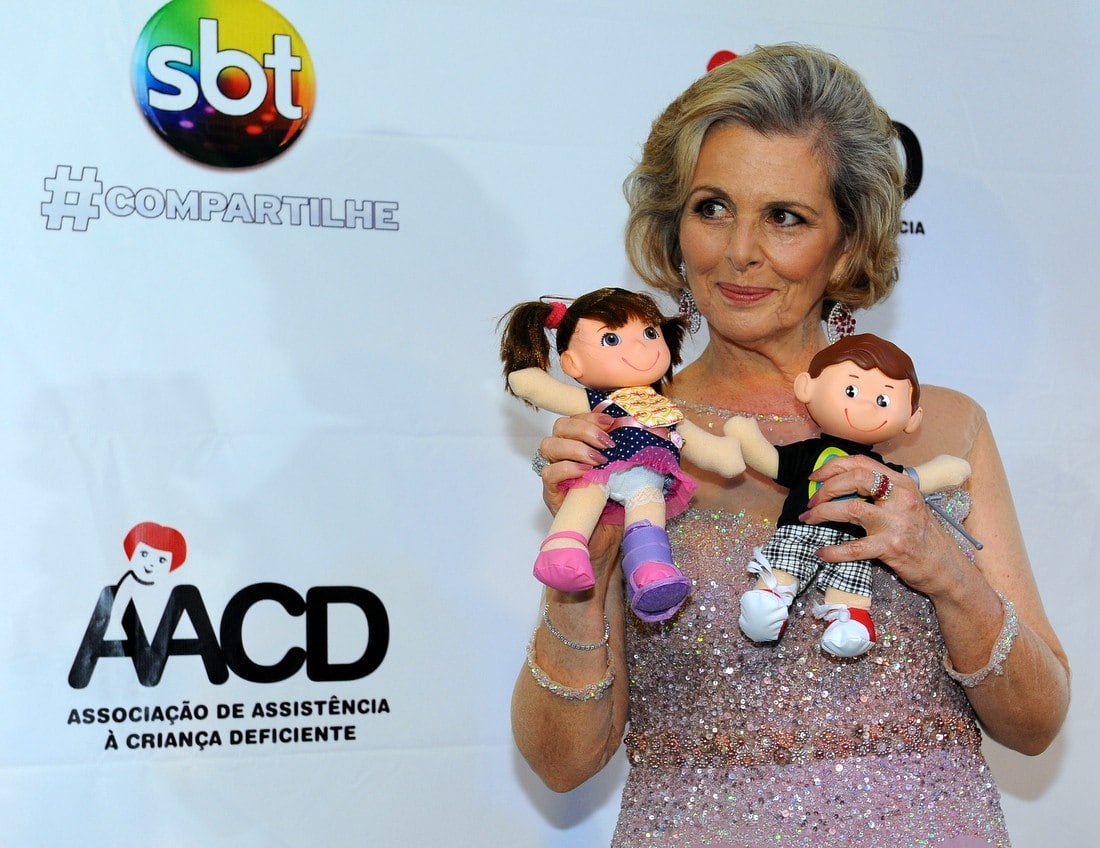 A
atriz Irene Ravache surpreendeu o público ao entrar no palco com um look parecido com o de Hebe Camargo
— É impossível
falar da Hebe sem lembrar de brilhos. Impossível falar de Hebe e não falar de
um cabelo mais arrumado. Então foi uma homenagem extremamente respeitosa e
carinhosa. Não é uma imitação, mas sim uma homenagem