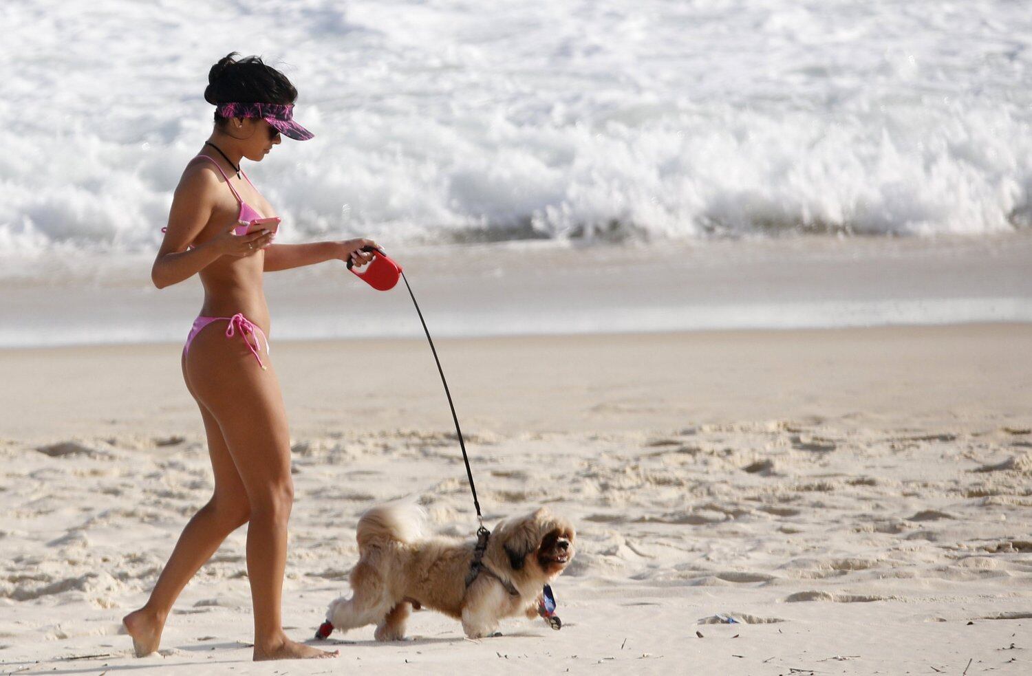 Munik mostra suas novas próteses de silicone em dia de praia no Rio