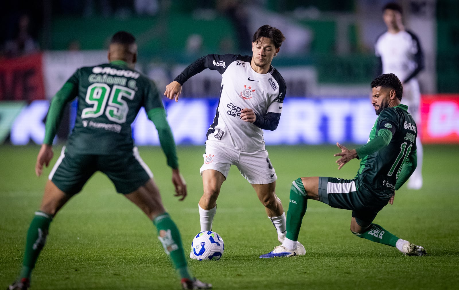Corinthians e Bahia duelam pelo Brasileirão em meio a polêmicas de ‘aliciamento’ de joia do Timão
