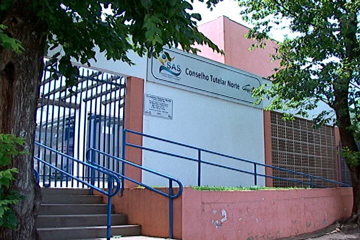 A Polícia Militar também foi acionada e informou que as vítimas
sobreviveram pedindo comida aos vizinhos. Cinco meninas, de 13, 12, seis, cinco
e um ano e seis meses, e os três meninos de dez, sete e três anos, foram
levados para um abrigo