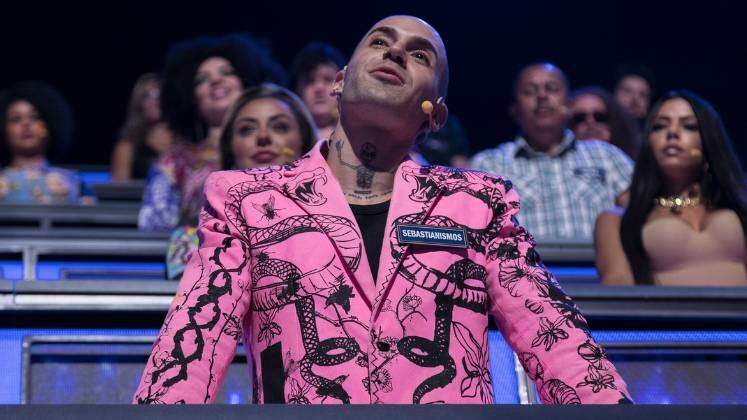 Como não amar os looks de Sebastian? O jurado usou um blazer rosa com desenhos de cobra e flores. Ele provou que tem muito estilo!
