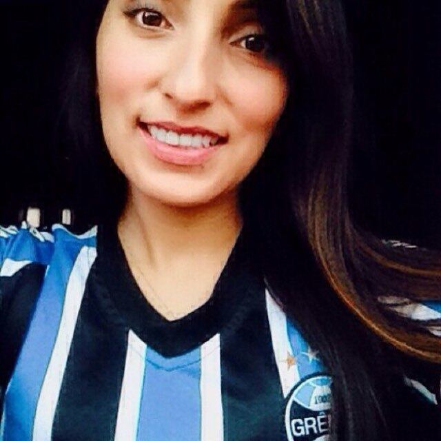 Laura é outra morena de respeito da torcida do Grêmio