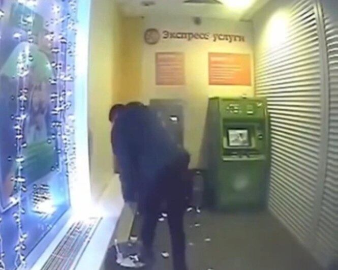 Disseram que o casal só entrou no local para se aquecer do "gélido inverno daquela região do país". Houve quem suspeitasse da veracidade das imagens: seria uma pegadinha de produtores maluquetes de vídeos virais 