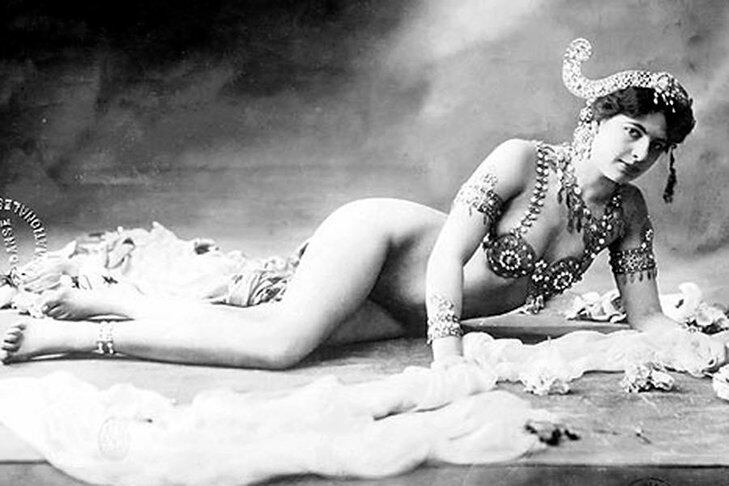 Mata Hari virou espiã ao conhecer Georges Ladoux, capitão da contraespionagem francesa. Ele a usava para obter informações das forças prussianas. Mata Hari recorria à sedução como arma. Apontada como espiã, foi julgada e condenada à morte por fuzilamento em 15/10/1917, aos 41 anos.