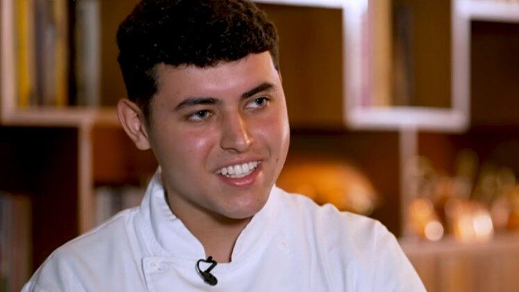 Seguindo os passos da mãe, João Pedro Torres aprendeu desde cedo a cozinhar. "Só de estar com ela já aprendo bastante", afirmou. Disse, ainda, que a chef sempre observa pontos que agregam na hora do preparo das receitas. Atualmente, aos 18 anos, João faz estágio em um restaurante famoso, comandado por Helena Rizzo, a primeira brasileira a ganhar o título que hoje pertence à Dona Onça.