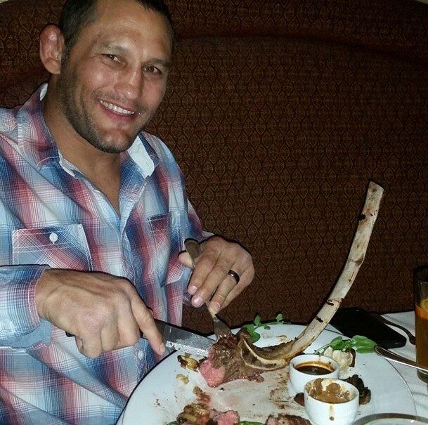 Em outra foto, o atleta aparece comendo uma costela bem incomum, e "se desculpou" aos fãs pelo tamanho do seu osso