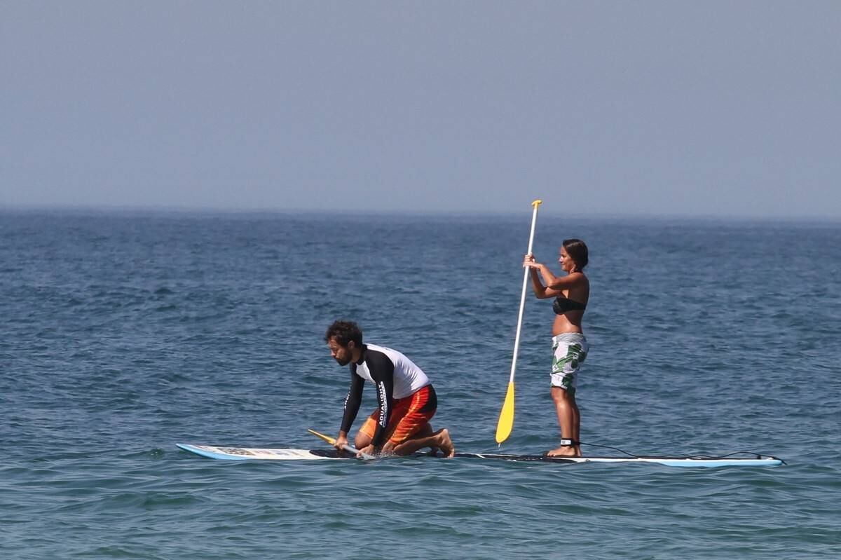 Bruno Gagliasso e Ricardo Pereira praticam stand up paddle na praia da Barra da Tijuca, no Rio