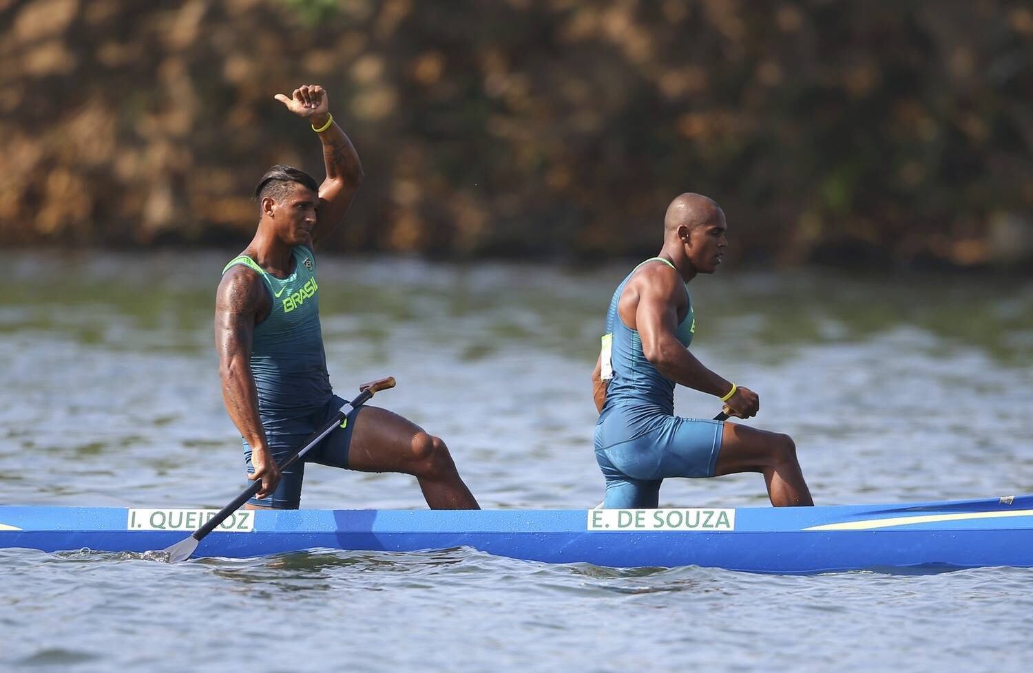 Aos 10 anos, assim como toda criança da idade, o baiano, muitas vezes, abusava nas brincadeiras. Uma vez subiu em uma árvore para ver uma animal morto. No entanto, caiu, batendo as costas contra uma pedra. Foi levado para a UTI da cidade, onde foi constatado com quadro de hemorragia interna e precisou retirar um de seus rins