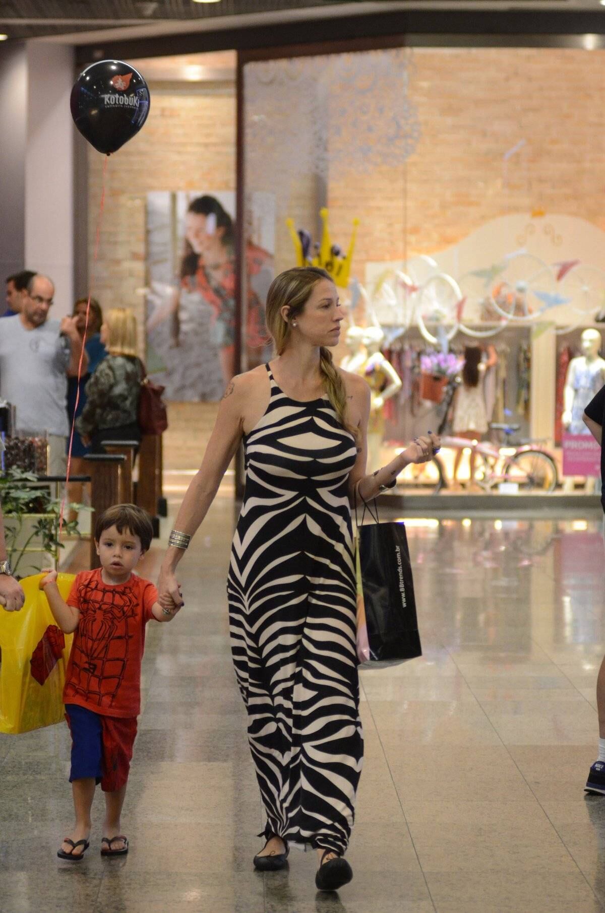 Dois meses após das à luz Bem e Liz, Luana Piovani levou Dom para um passeio no shopping 

Acesse o R7 Play e
assista gratuitamente à programação da Record quando quiser
