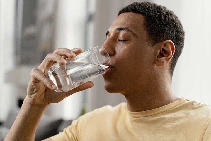 Ingerir uma quantidade razoável de água é bom para seu organismo por diversos motivos, entre eles melhorar o sistema digestivo e ajudar na desintoxicação. Isso pode ajudar você a se sentir melhor.