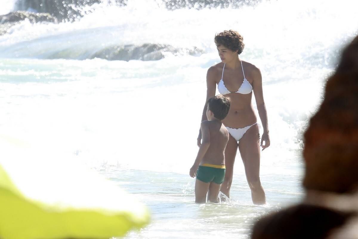 Sophie Charlotte e Daniel de Oliveira se divertem em praia com a família