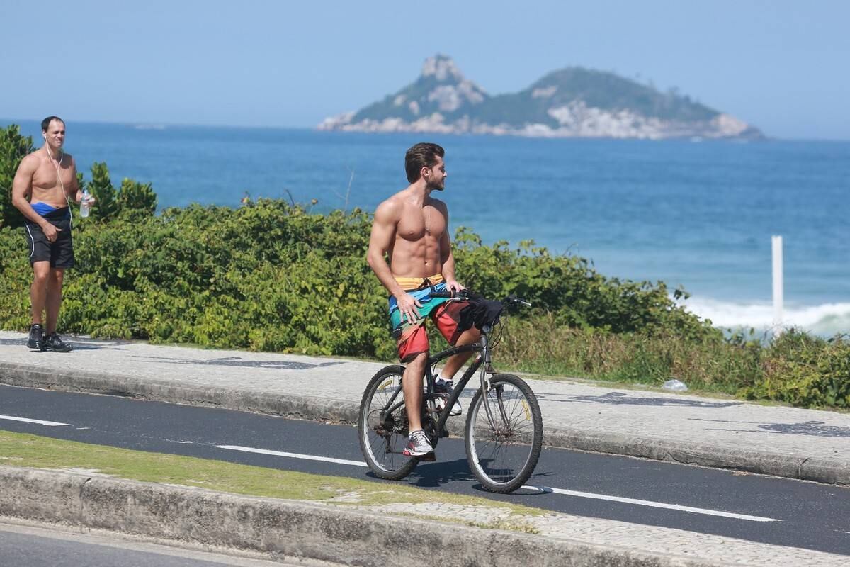 Com certeza o gato arrancou vários suspiros e mostrou suas habilidades na bike pedalando sem as mãos no guidão 