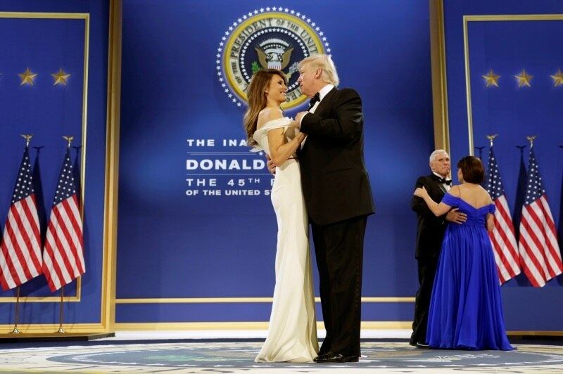 Ao som de My Way, de Frank Sinatra, o casal dançou em seu primeiro baile após a posse. Melania apareceu deslumbrante em um vestido que deixava os ombros de fora