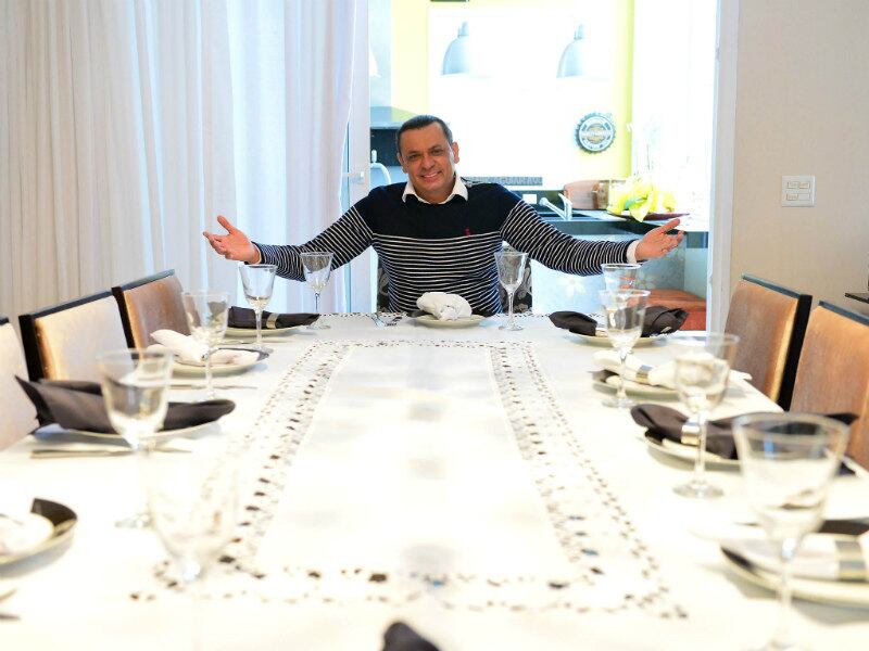 Ainda sobre família, Frank contou que na casa que tem no Piauí, onde seus pais moram, há um museu com pertences pessoais. O imóvel, diz ele, já hospedou um de seus maiores ídolos. Essa passagem de sua vida ele conta orgulhoso. 

— É lá que eu guardo o primeiro sapato, a
primeira camisa, instrumentos, sanfona, violão, tenho centenas de peças lá. E essa casa tem história. Lá, morou o primeiro prefeito da cidade, que numa determinada época hospedou Luiz Gonzaga. Quando eu soube que a casa estava à venda, logo comprei e dei aos meus pais. O quarto que o Luiz
Gonzaga dormiu é a minha suíte hoje