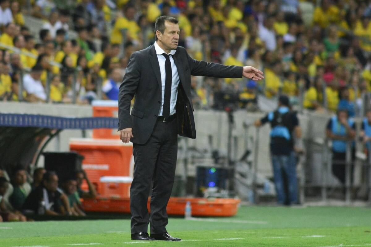 51% de aproveitamento 


Quando a bola rola oficialmente, valendo ponto, o time de
Dunga não vai bem. Desde que o treinador voltou, a seleção computa números
medíocres. Em 13 jogos por Copa América e Eliminatórias o aproveitamento é de
apenas 51%. O time só venceu adversários fracos: Venezuela, Peru e Haiti