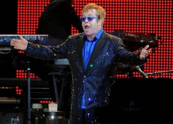 Fevereiro
O Jamiroquai se apresentou em fevereiro deste ano no
Credicard Hall, em São Paulo. O grupo se atrasou, mas quando subiu no palco
mostrou todo o soul e funk que tornaram a banda mundialmente conhecida. Elton John (foto) também agitou São Paulo no segundo mês do ano, quando mostrou vários hits de
sua carreira no Jockey Club