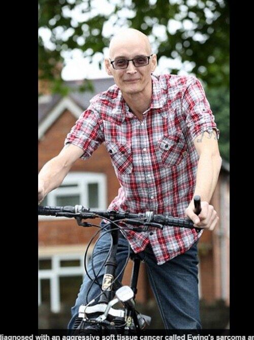 

Ele ainda precisa se movimentar com a cadeira de rodas,
porque o corpo está muito debilitado por causa do tratamento, mas ainda
precisará de mais algumas sessões de quimioterapia para que os médicos possam
retirar o tumor

