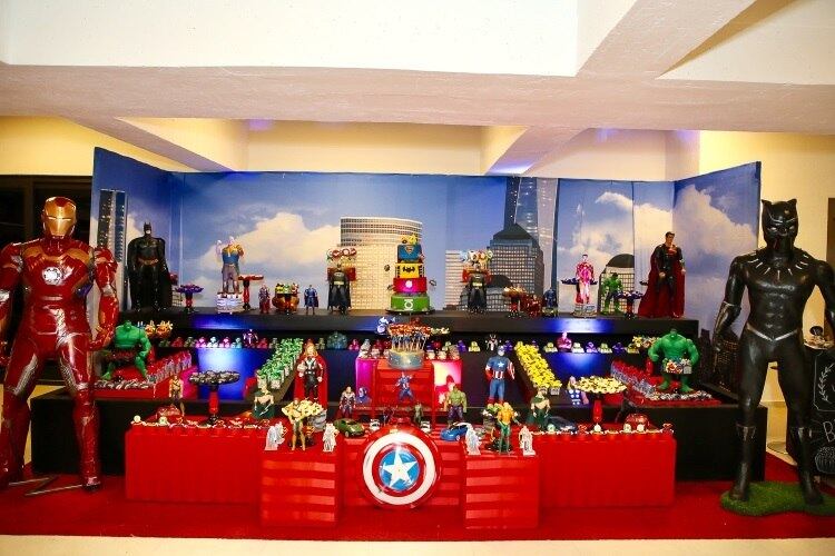 A festa temática de super-heróis contou com uma decoração surpreendente
