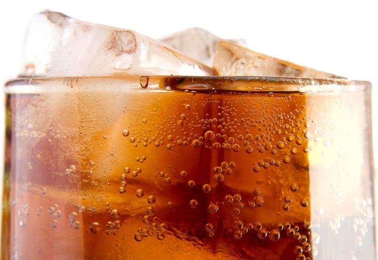Por ter muito açúcar, o refrigerante não nutre e faz com que o organismo fique "inflado" e as células cada vez mais inchadas. Até os diets não são recomendados pelas nutricionistas, sabia? Fique atento!
