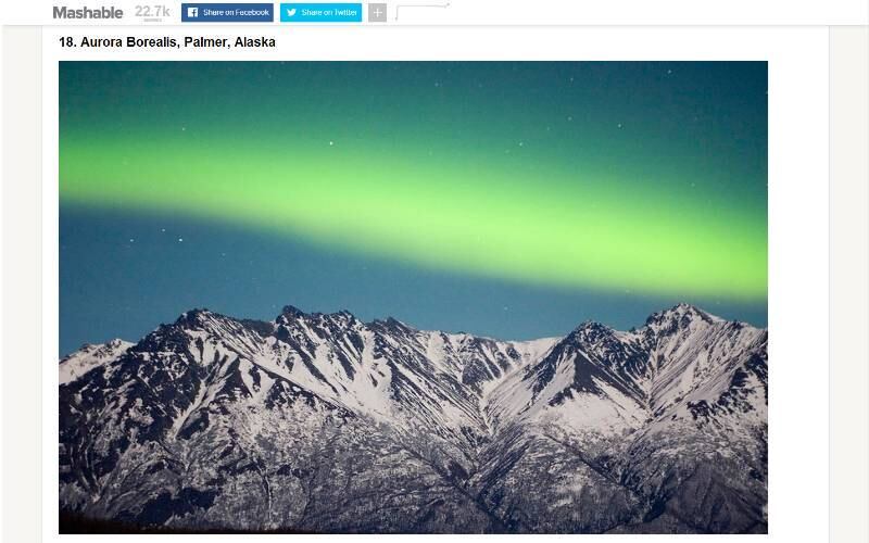 A foto mostra a aurora boreal. O efeito é comum em regiões polares e causa brilho no céu durante a noite em regiões frias como o Alasca