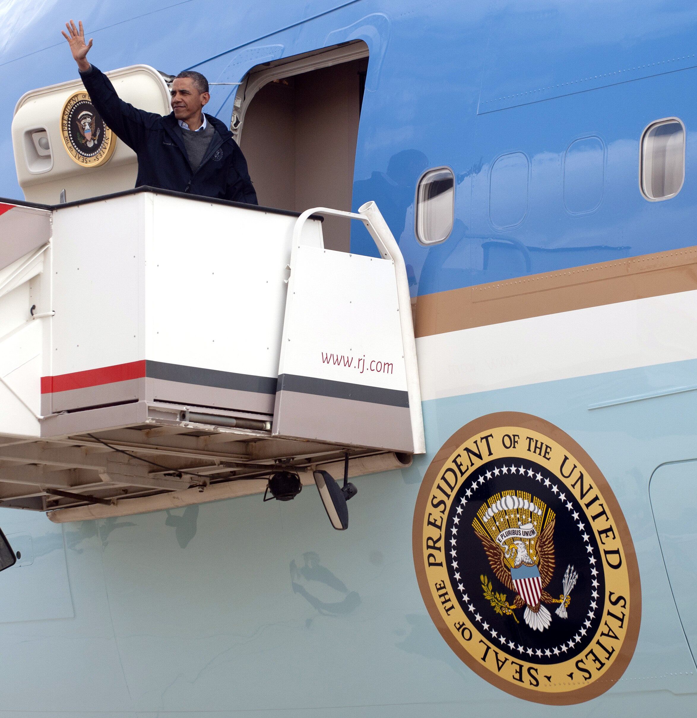 Após passeio turístico nas ruínas de Petra, que encerrou sua visita de quatro dias ao Oriente Médio, Obama se despede e embarca no avião presidencial Air Force One