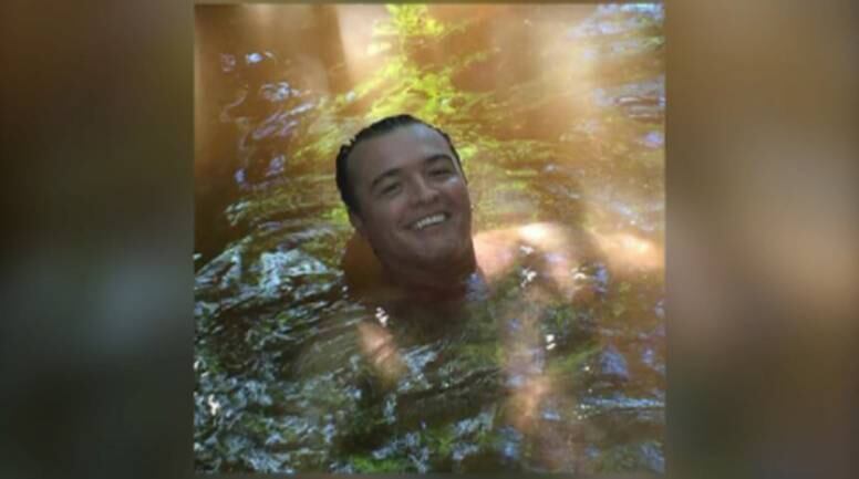 Quando o advogado chegou, Kelly desceu com os objetos nas mãos para entregá-lo, mas assim que se aproximou do portão ela foi puxada pelo ex. O homem, que é lutador de muay thai derrubou a namorada no chão. Ele atingiu a mulher com chutes e pisou diversas vezes na cabeça dela. A mulher só não morreu porque foi socorrida por vizinhos. Inconsciente, a vítima foi levada para o Pronto Socorro do Hospital João 23