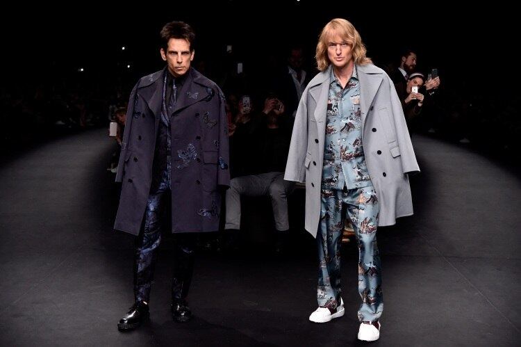 Ben Stiller e Owen Wilson invadiram a Semana de Moda de Paris para anunciar a sequência de Zoolander. Os dois protagonistas surpreenderam ao serem os últimos do desfile da Valentino e anunciaram que Zoolander 2 chegará às telonas no dia 12 de fevereiro de 2016. Veja mais fotos deste momento incrível aqui!
