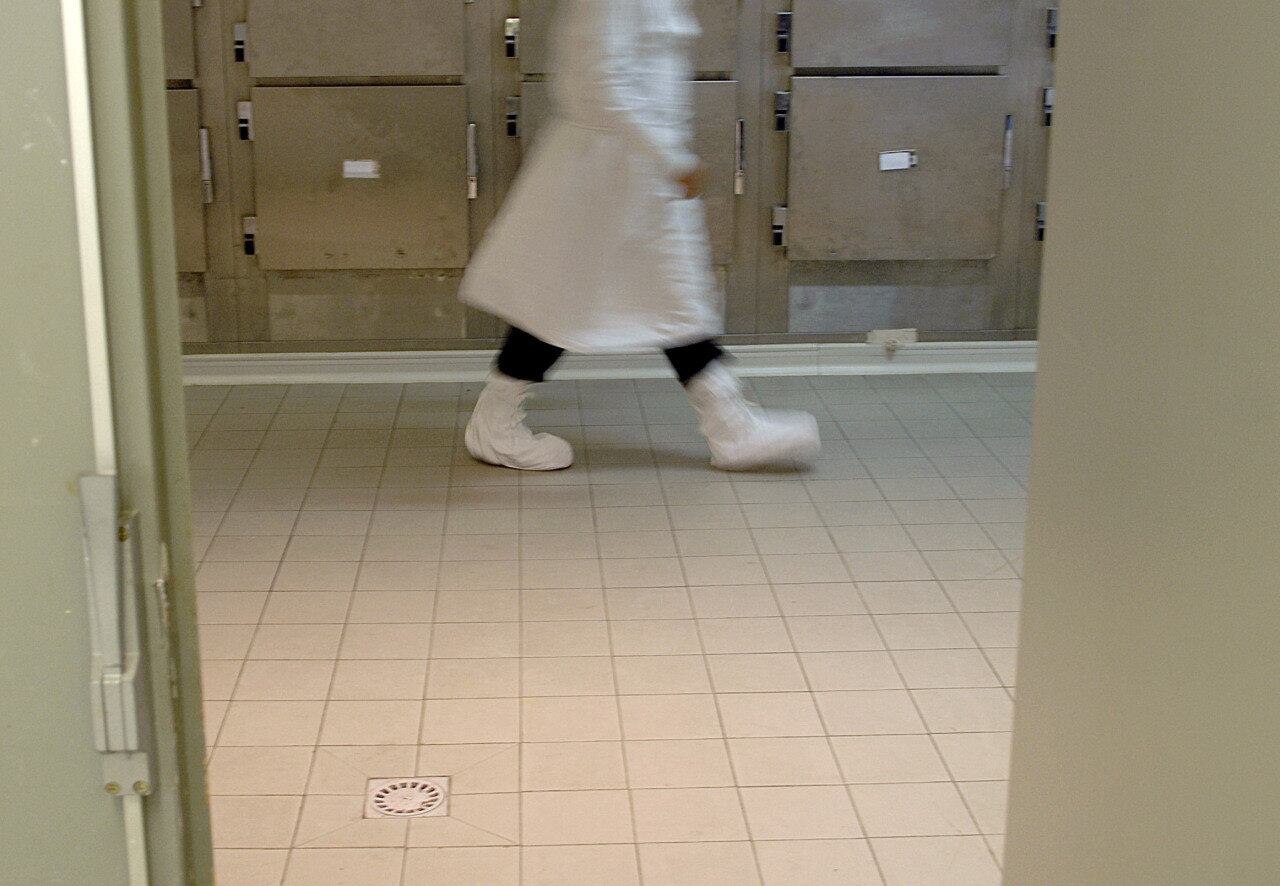 Quando chegaram ao local viram uma das gavetas abertas e Kamil em pé, tremendo de frio