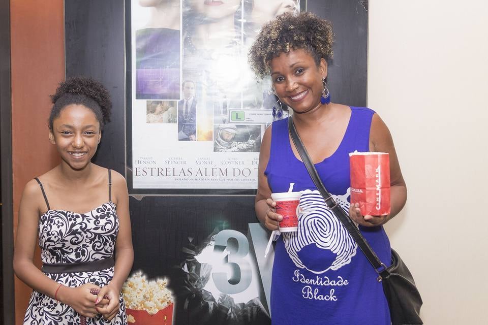 Encontro de 300 mulheres negras para ver o filme Estrelas Além do Tempo