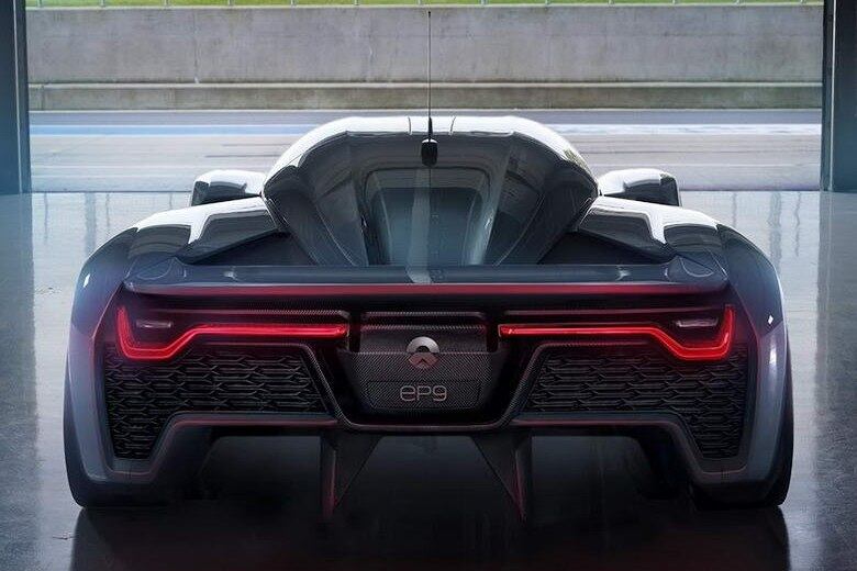 Outro dado impressionante é a respeito de sua autonomia que faz 427 quilômetros com uma carga de bateria. Mas o que impressiona não é exatamente sua quilometragem, e sim o tempo que demora para a bateria encher por completo, é necessário apenas 45 minutos 