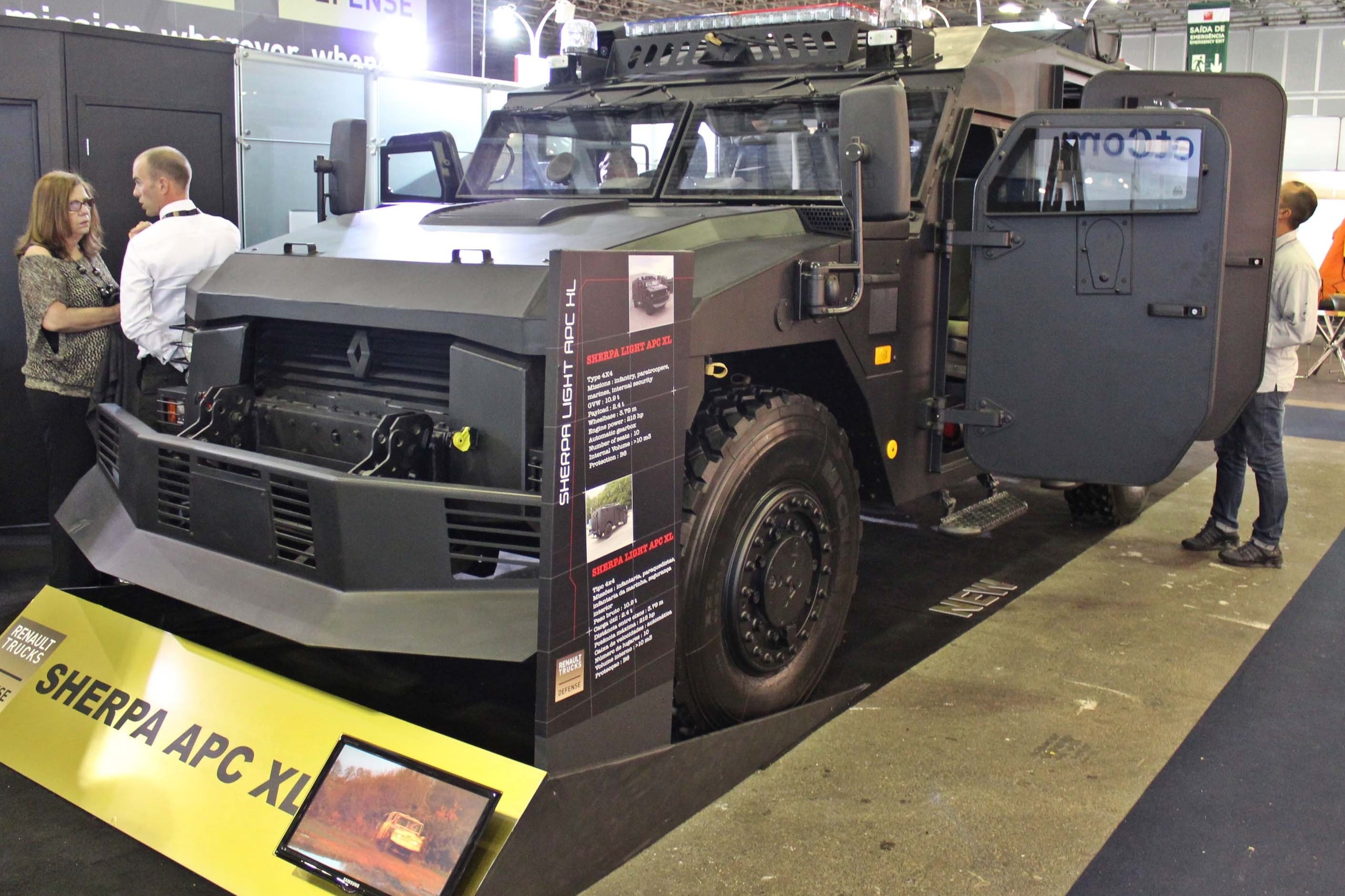 A 13ª Interseg (Feira Internacional de Tecnologia, Serviços e Produtos para Segurança Pública), realizada entre os dias 18 e 20 de setembro no Rio de Janeiro, reuniu o que há de mais moderno para prender e transportar criminosos. Entre rádios de última geração e câmeras secretas o maior destaque foi um blindado da Renault, cotado para ser o próximo "caveirão" do Bope fluminense

Quer saber tudo sobre carros? Acesse R7.com/carros