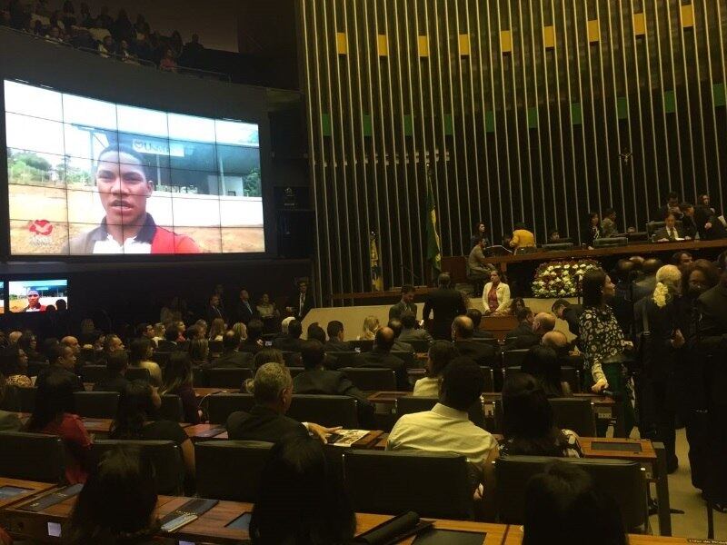 Telão da Câmara mostra a atuação da Universal, que faz 40 anos