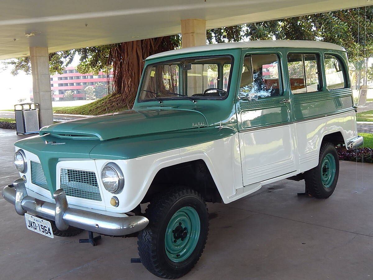 Logo na entrada do Brasília Palace Hotel é possível encontrar uma réplica do carro utilizado por Juscelino Kubitscheck de Oliveira. A placa tem as iniciais do nome do ex-presidente, JKO

