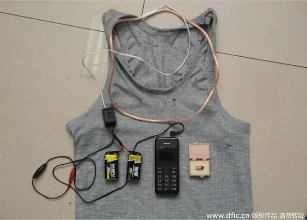 Uma camiseta grampeada foi confiscada durante um exame 