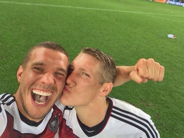 Lukas Podolski e capitão Schweinsteiger comemoram o tetra